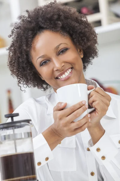 African american girl dricka kaffe — Stockfoto