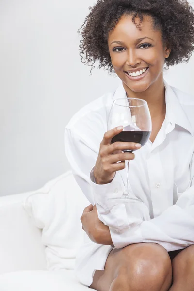 Africano menina americana bebendo vinho tinto — Fotografia de Stock