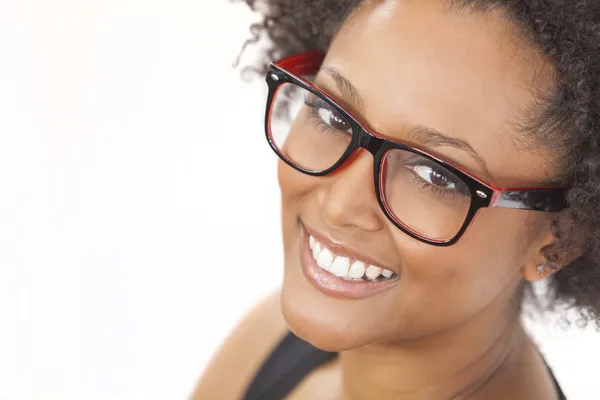 Blandras afrikanska amerikanska flickan bär glasögon — Stockfoto