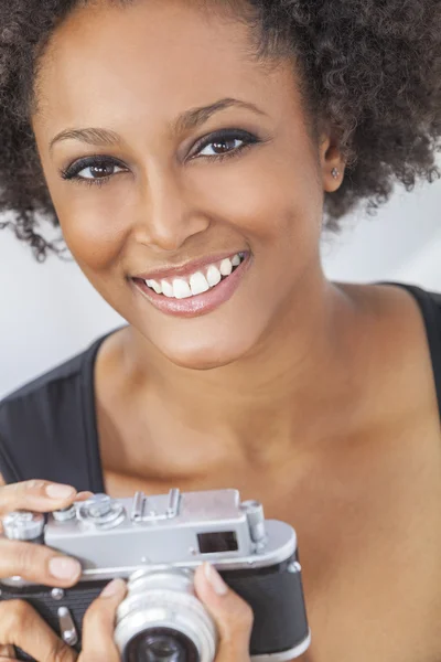 Afro-américaine fille avec rétro caméra — Photo