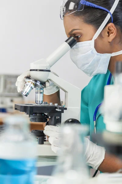 Naukowiec lekarz za pomocą mikroskopu — Zdjęcie stockowe