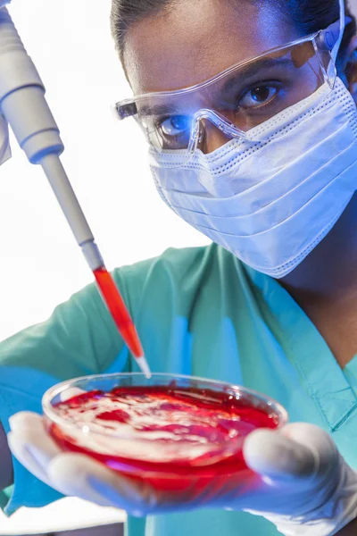 Naukowiec laboratorium za pomocą pipety próbki krwi — Zdjęcie stockowe