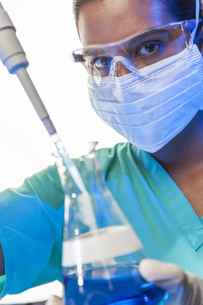 Aziatische Indiase vrouwelijke wetenschapper in laboratorium — Stockfoto