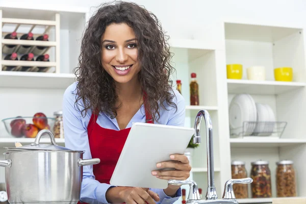 Mulher usando computador Tablet Cozinhar na cozinha — Fotografia de Stock