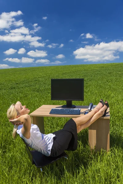 Zakenvrouw ontspannen kantoor bureau groen veld — Stockfoto