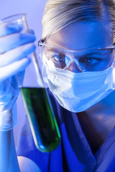 Doctora científica femenina en laboratorio —  Fotos de Stock