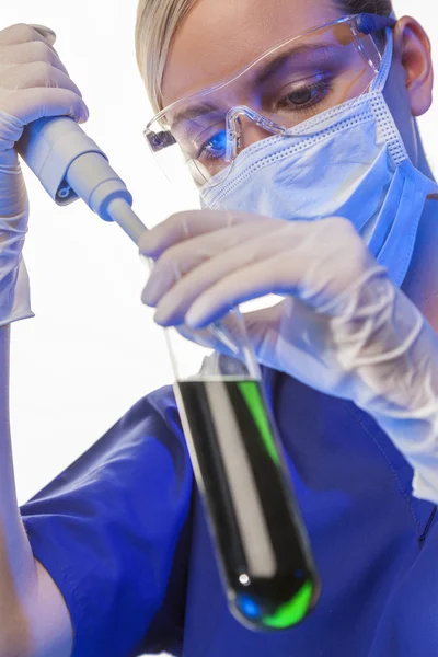 Vrouwelijke wetenschapper in laboratorium — Stockfoto