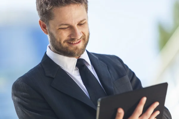 Om de afaceri folosind calculator tabletă — Fotografie, imagine de stoc