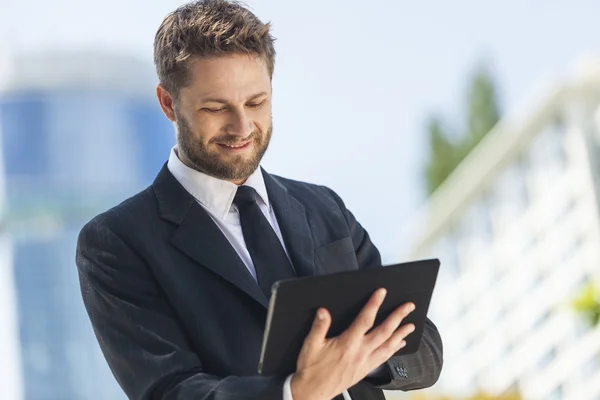 Om de afaceri folosind calculator tabletă — Fotografie, imagine de stoc