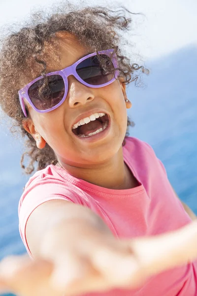 Дівчина дитини сонце сонцезахисні окуляри — стокове фото