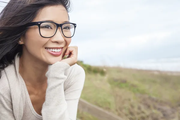 Kinesiska asiatisk kvinna som bär glasögon Stockbild