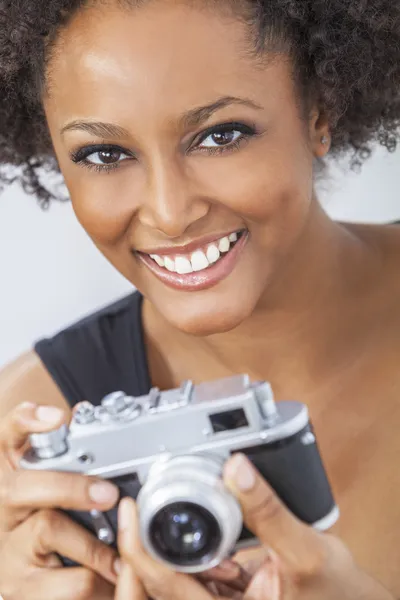 Афроамериканец с ретро-камерой — стоковое фото