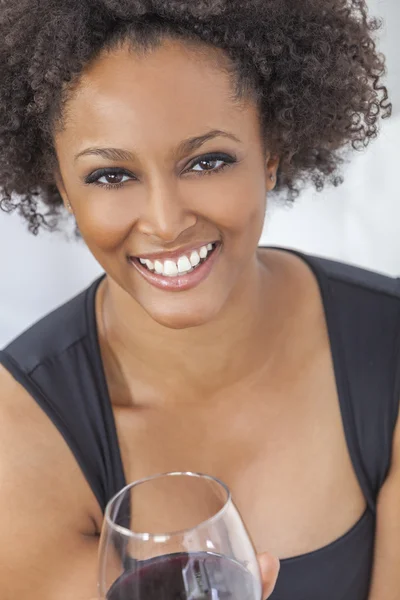 Afrikanische Amerikanerin trinkt Rotwein — Stockfoto