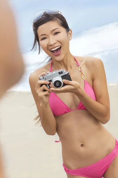 亚洲女人女孩相机在比基尼海滩 — 图库照片