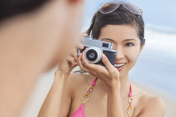 Asiatisk kinesisk kvinna tjej med retro kamera — Stockfoto