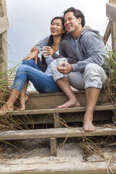 Asiático romántico pareja en playa pasos —  Fotos de Stock