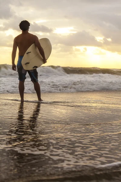 男性上网冲浪板日落日出海滩 — 图库照片