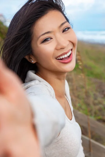 Utomhus Selfie Porträtt Vacker Glad Passform Frisk Ung Kinesisk Asiatisk — Stockfoto