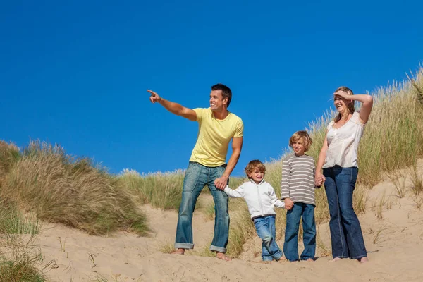 Feliz Familia Madre Padre Dos Hijos Hombre Mujer Niños Caminando — Foto de Stock