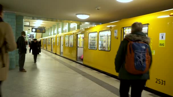 Bahn Trenes Alexanderplatz Underground Station Berlín Alemania Febrero 2019 Tren — Vídeo de stock