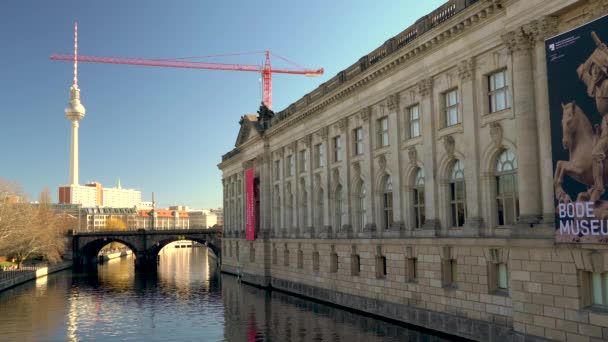 Bode Museum Museum Island ベルリン ドイツ 2019年2月16日 テレビ塔とThe River Spree — ストック動画