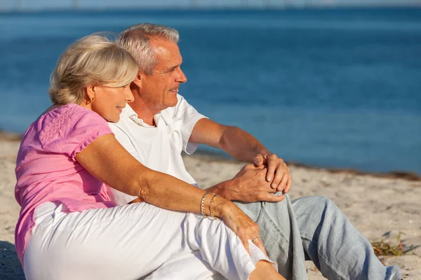 Felice Anziano Uomo Donna Pensione Coppia Seduta Sorridente Una Spiaggia — Foto Stock