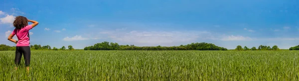 Genç Bayan Koşucunun Panoramik Web Pankartı Mavi Gökyüzü Panorama Başlığıyla — Stok fotoğraf