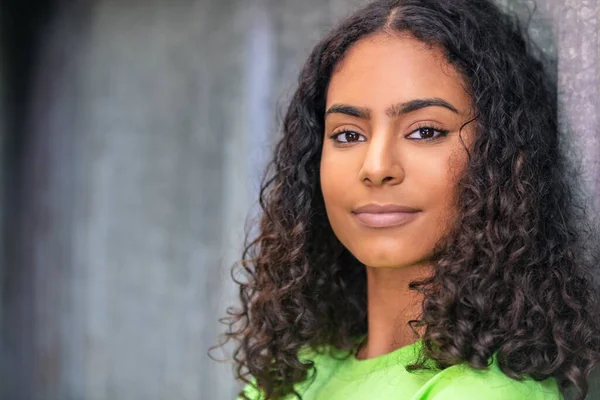 Portrait Extérieur Belle Race Mixte Heureuse Afro Américaine Adolescente Jeune — Photo