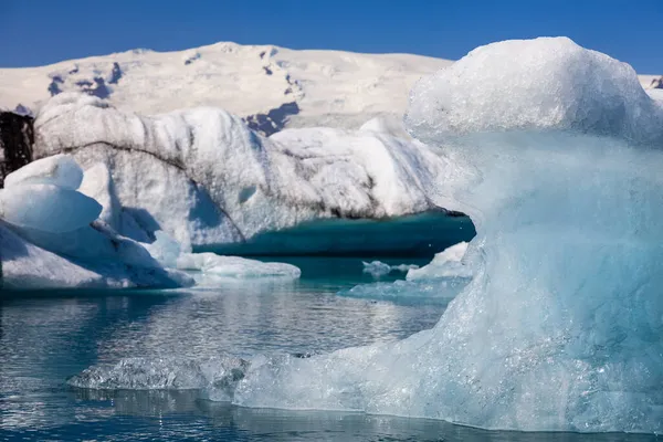 Změna Klimatu Koncept Globálního Oteplování Tání Ledovcového Ledovce Zatímco Vznáší — Stock fotografie