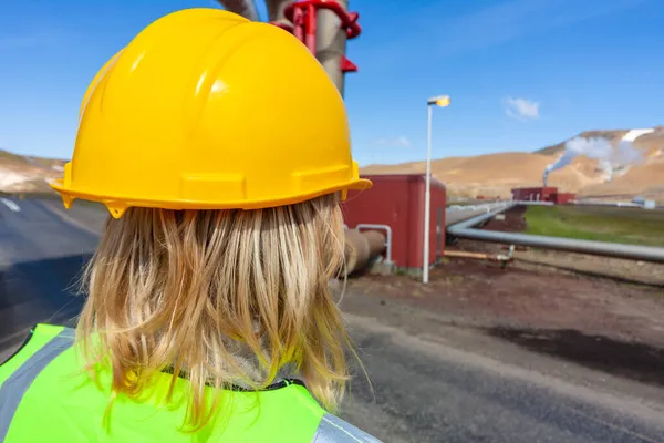 Widok Tyłu Kobiety Pracującej Ekologicznej Elektrowni Geotermalnej Islandii Regionie Wulkanicznym — Zdjęcie stockowe