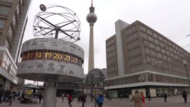 世界关闭 人员和电视塔 2020年2月20日 世界时钟 Alexanderplatz的人们与电视塔和火车站的每日视频 — 图库视频影像