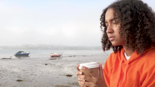 Krásné Smíšené Závod Afroameričanky Dívka Teenager Mladá Žena Sobě Oranžová — Stock video