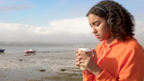 Piękna Mieszana Rasa Afroamerykanka Nastolatka Młoda Kobieta Nosząca Bezprzewodowe Słuchawki — Wideo stockowe