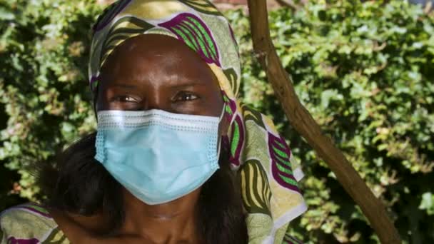 Mujer Africana Mediana Edad Fuera Con Ropa Tradicional Una Máscara — Vídeos de Stock