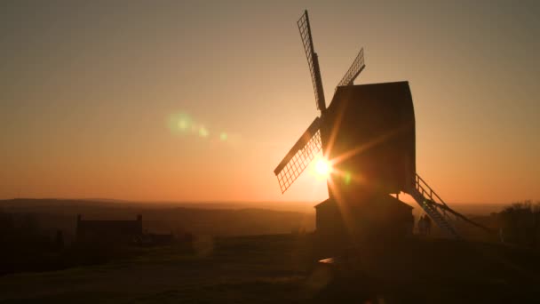 Sun Setting Horizon Traditional Wooden Windmill Sunset Anonymous People Shadows — Stock Video