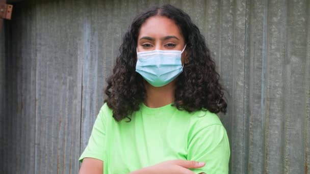 美しい混合レースアフリカ系アメリカ人の女の子の誕生10代の若いです女性外に顔マスクを着用し 彼女のワクチンは Covid 19コロナウイルスパンデミックの間に石膏を付着示します — ストック動画