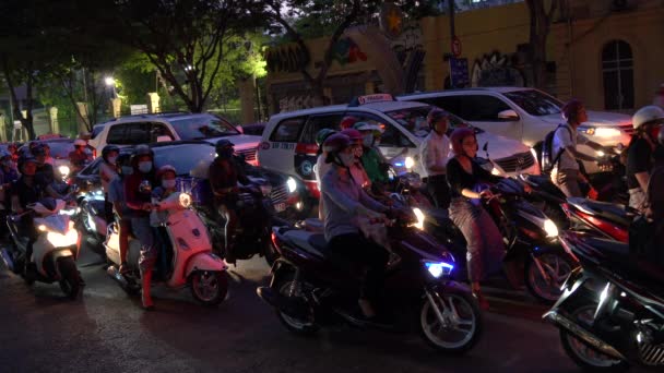 ホーチミン市やベトナムの街中のバイクと人々 エイプリル社2018年11月 ベトナムのホーチミン市の夜道のスクーター モード オートバイ — ストック動画