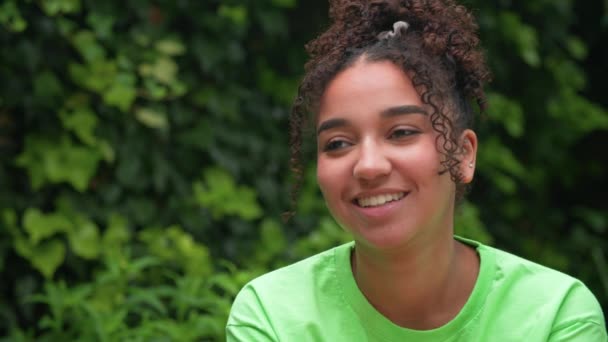 Hermosa Mujer Joven Afroamericana Raza Mixta Que Lleva Una Camiseta — Vídeo de stock