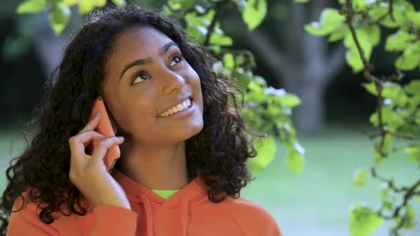 Όμορφη Ευτυχισμένη Χαμογελαστή Μιγάδα Αφρο Αμερικανίδα Έφηβη Κοπέλα Εξωτερικούς Χώρους — Αρχείο Βίντεο