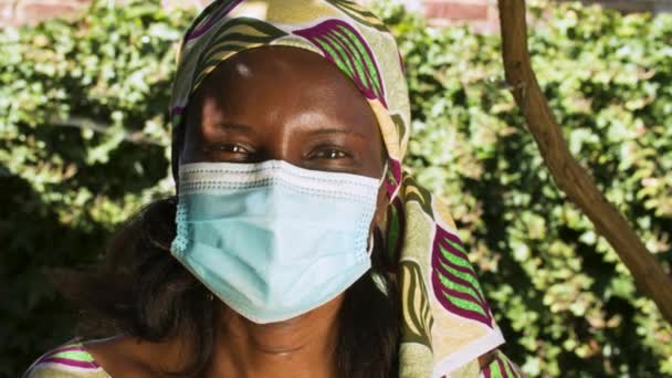 Afrykanka Średnim Wieku Zewnątrz Tradycyjnym Ubraniu Masce Twarzy Podczas Pandemii — Wideo stockowe