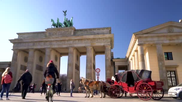 ブランデンブルク門 ベルリン ドイツ18 2月2019 自転車 観光客の馬や馬車ブランデンブルク門 Pariser Platz ベルリン ドイツ — ストック動画