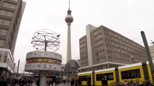Time Lapse Alexanderplatz Berlín Alemania Febrero 2020 Reloj Mundial Tranvía — Vídeos de Stock