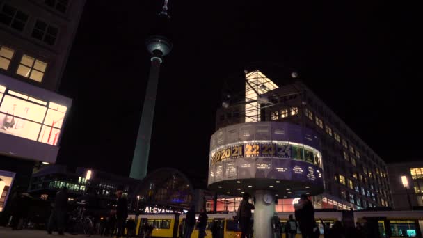 World Clock Tram People Alexanderplatz Berlin Germany Лютого 2019 Night — стокове відео