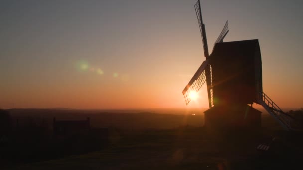 Panning Shot Sun Setting Horizon Traditional Wooden Windmill Sunset Anonymous — Vídeo de Stock