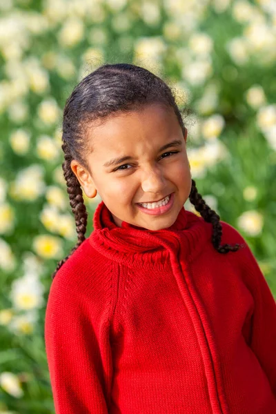 Güzel Afrikalı Genç Amerikalı Melez Kız Gülümsüyor Nergis Tarlasında Duruyor — Stok fotoğraf