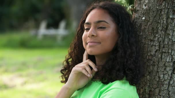 Bela Raça Mista Afro Americana Menina Birracial Adolescente Jovem Fora — Vídeo de Stock