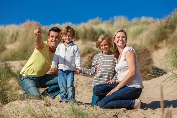 Lycklig Familj Mor Far Och Två Söner Man Kvinna Barn — Stockfoto