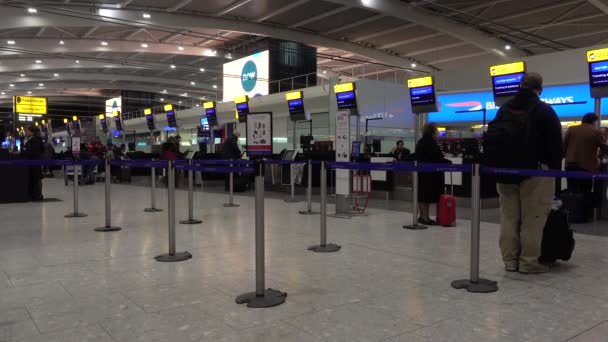 Heathrow空港 ロンドン イギリス1月16 2019 4Kビデオクリップブリティッシュ エアウェイズの乗客がターミナル5 ヒースロー空港 ロンドン イングランドで画面をチェック — ストック動画