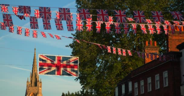 Banderas Union Jack Ondeando Desde Casas Las Calles Marlow Buckinghamshire — Vídeos de Stock