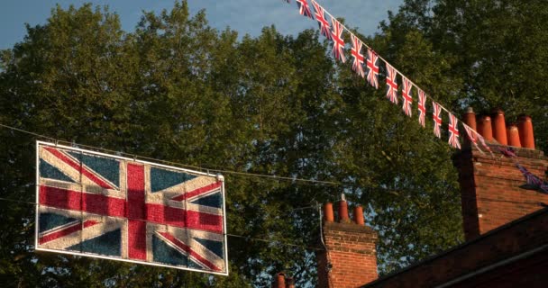 Union Jack Zászlók Repül Házak Utcán Nagy Britannia Ünnepli Platina — Stock videók